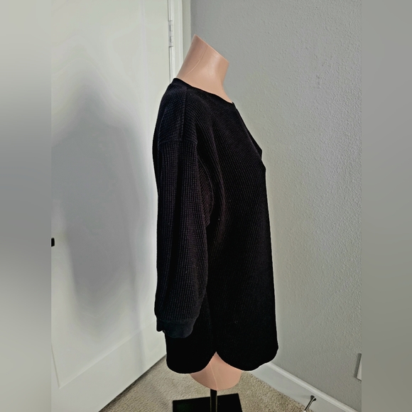 Uniqlo Black Waffle Knit sweater - Picture 5 of 6
